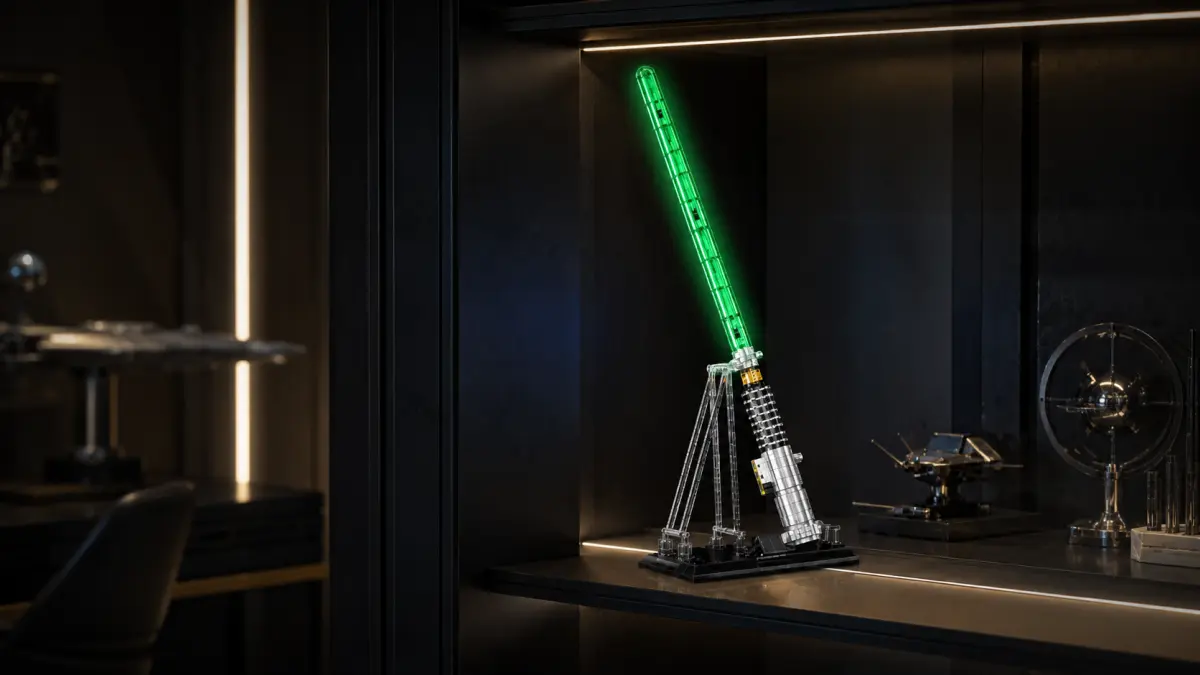Spada laser verde in mattoncini esposta su uno scaffale in un elegante interno scuro