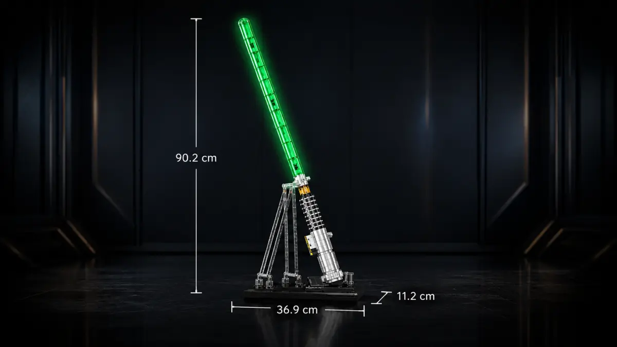 Spada laser verde in mattoncini su base mostrata su sfondo scuro come modello da collezione