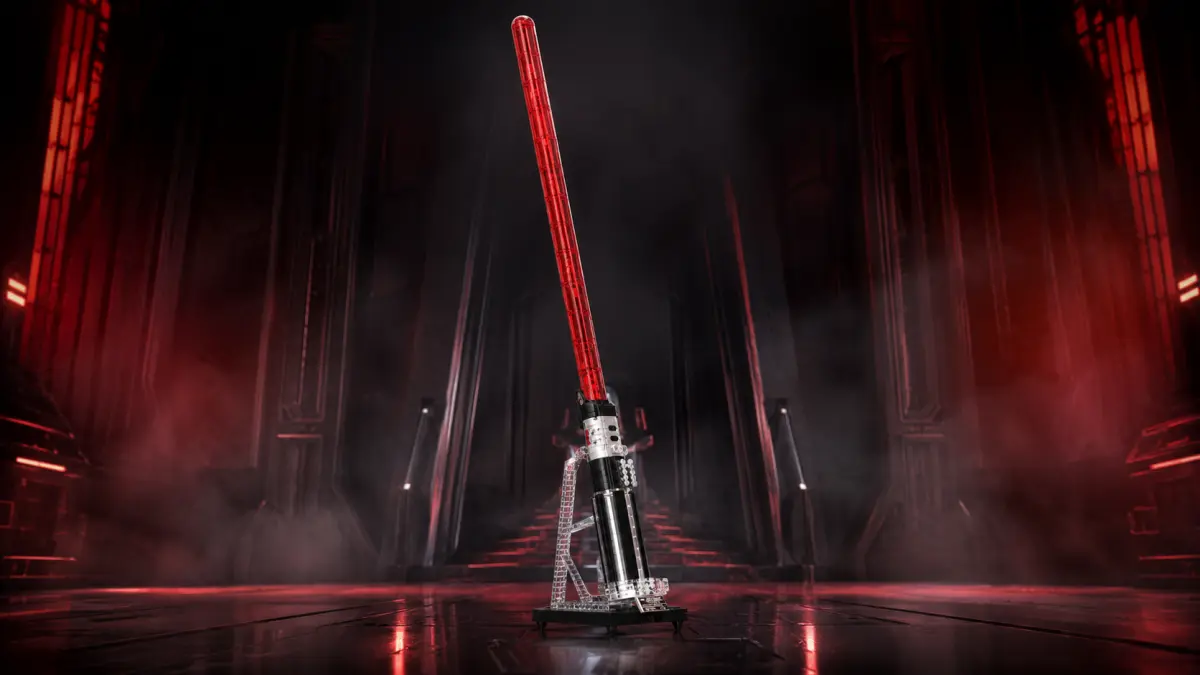 Sabre de luz vermelho de blocos numa base num corredor futurista escuro