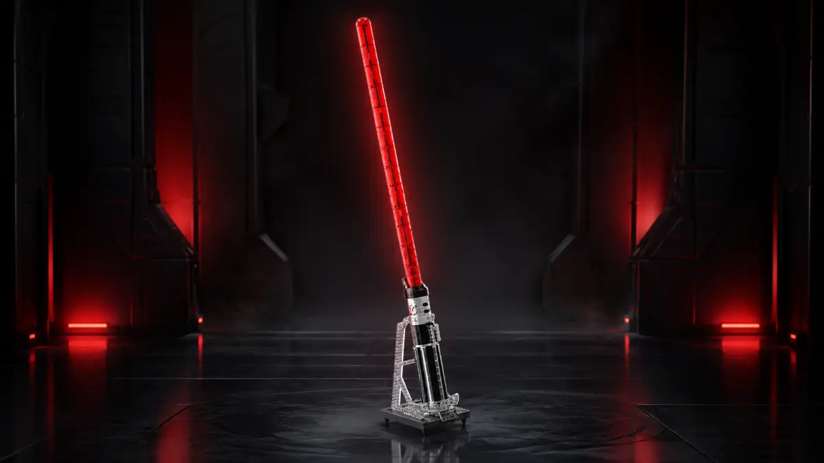 Sabre de luz vermelho de blocos numa base transparente numa cenografia escura