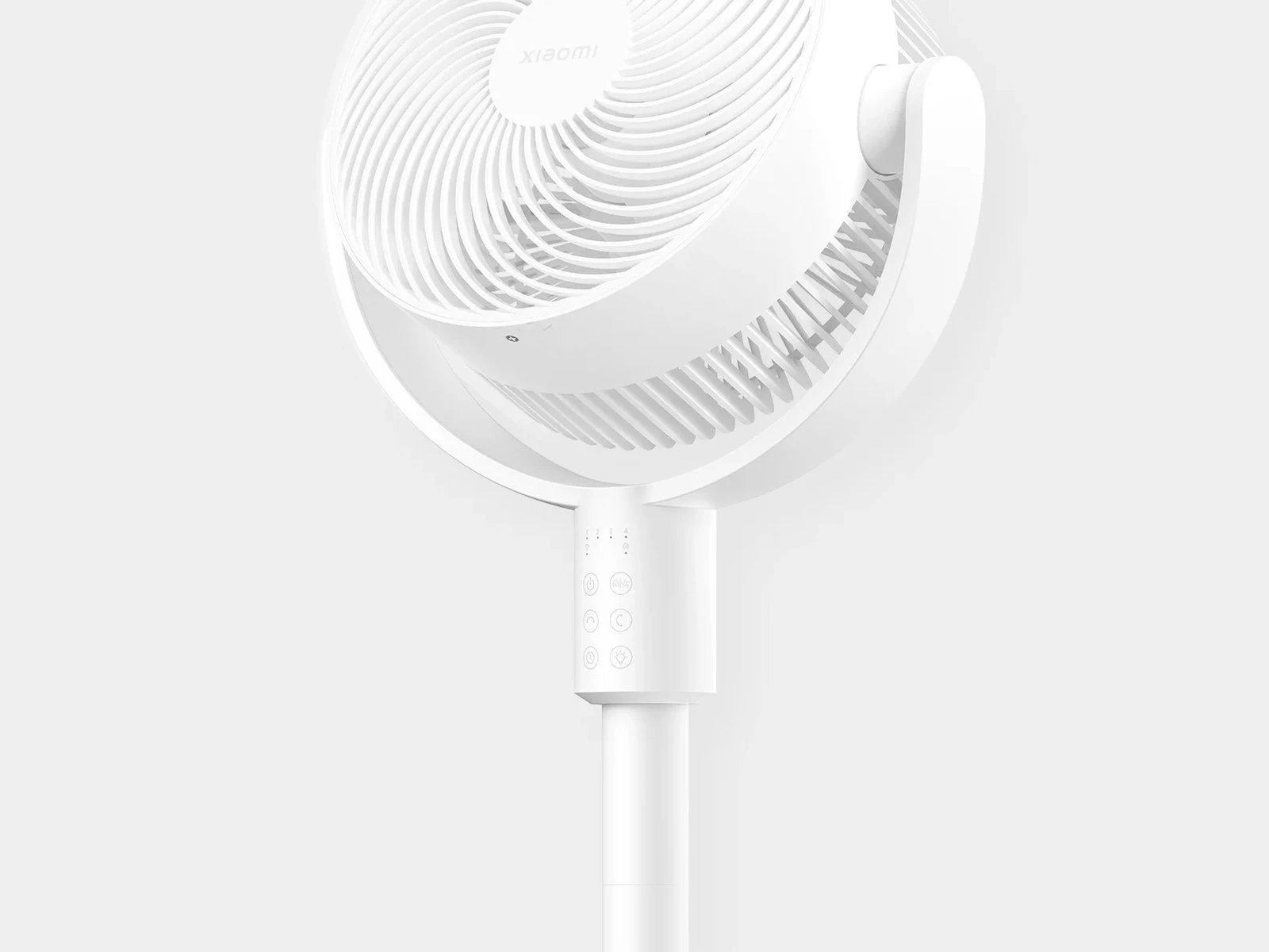 Nahaufnahme des weißen Ventilatorkopfs mit Xiaomi-Logo und Bedientasten am Gehäuse