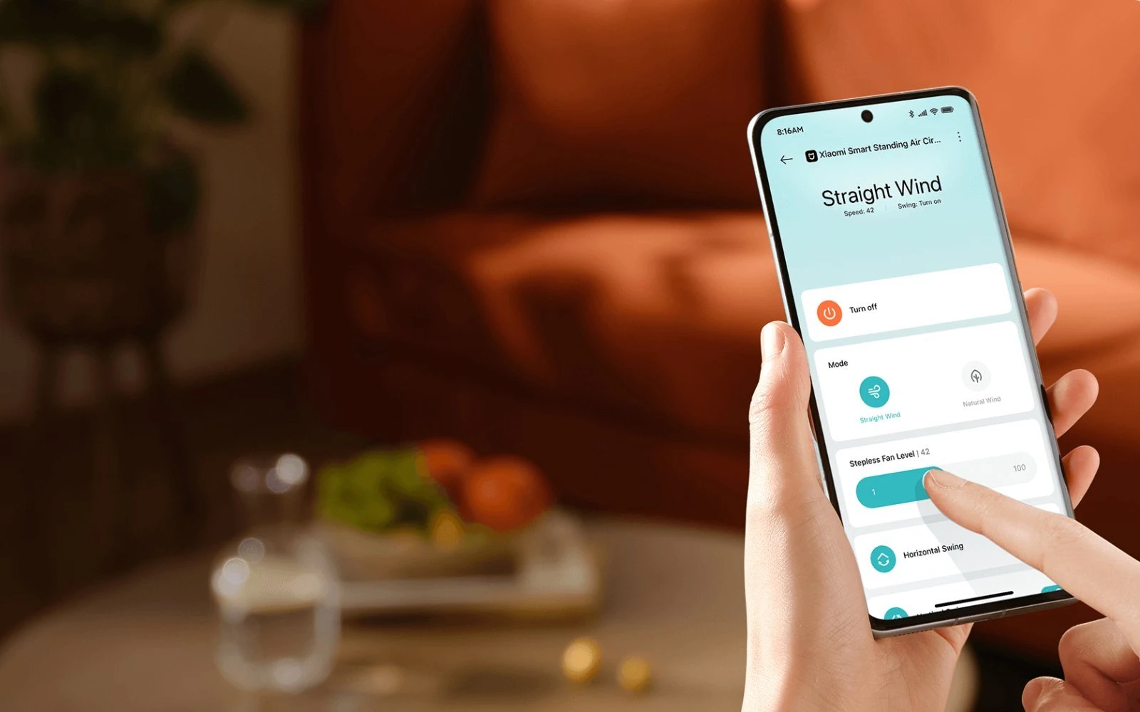 Hand hält ein Smartphone mit einer App zur Fernsteuerung der Ventilatorfunktionen