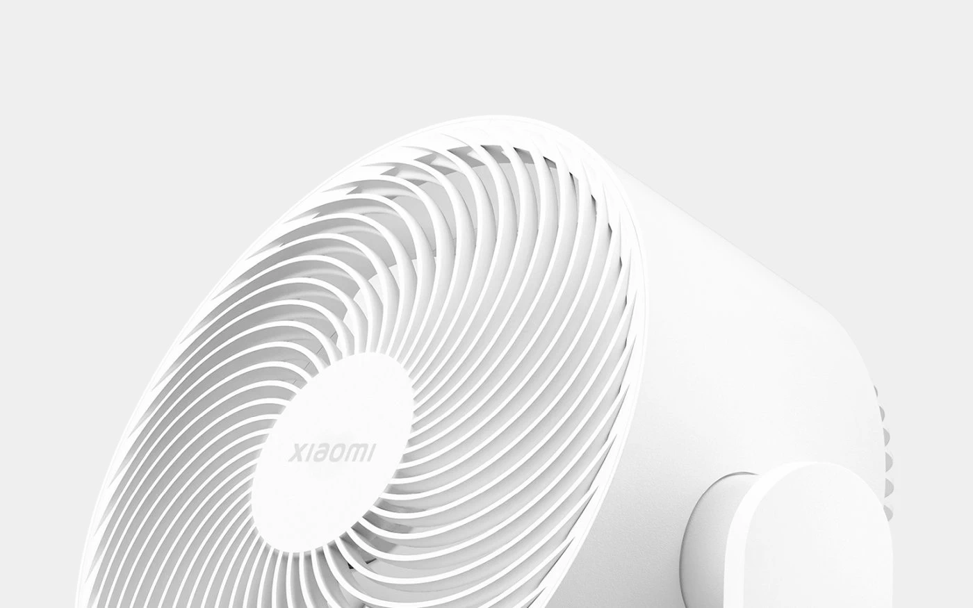 Primer plano de la rejilla frontal de un ventilador blanco con el logotipo de Xiaomi visible en la parte central