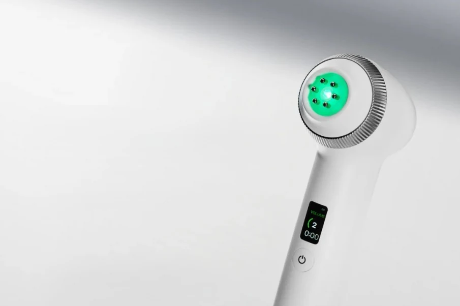Dispositivo manual branco Age-R Ultra com cabeça circular turquesa, visor e botão de energia.