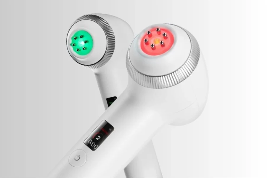Dispositivo branco Age-R Ultra com duas pontas circulares: uma verde e uma vermelha, e um visor no cabo.