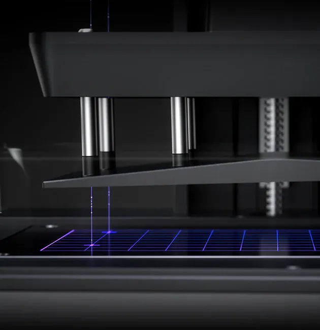 Proces poziomowania platformy roboczej drukarki 3D z fioletową siatką lasera na dnie
