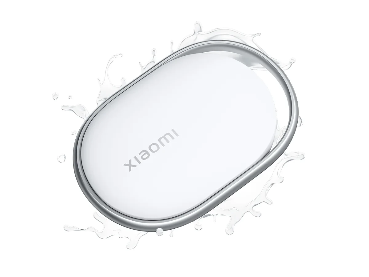 Белый локатор Xiaomi, окружённый разбрызгивающимися каплями воды на белом фоне