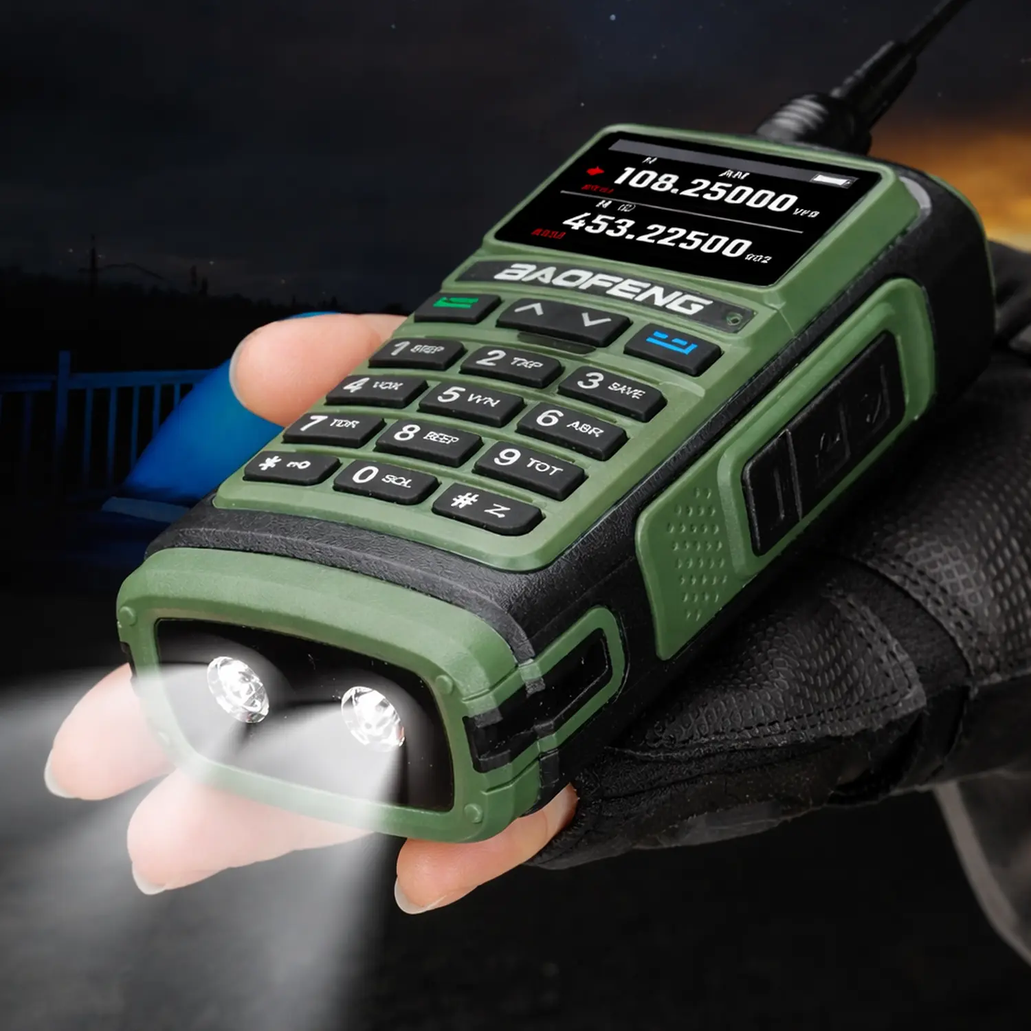 Krótkofalówka Baofeng UV-17E z latarką LED, widoczna w ciemnym otoczeniu