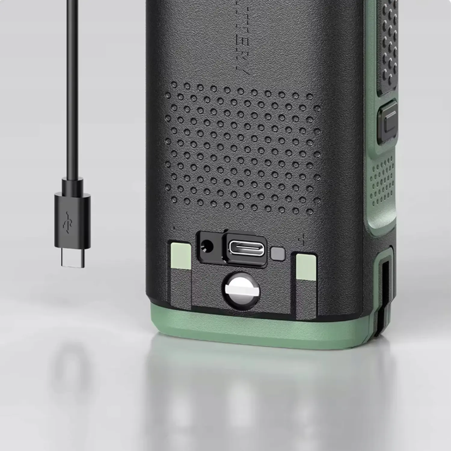 Zbliżenie na port USB-C do ładowania krótkofalówki oraz szczegóły konstrukcji na spodzie urządzenia