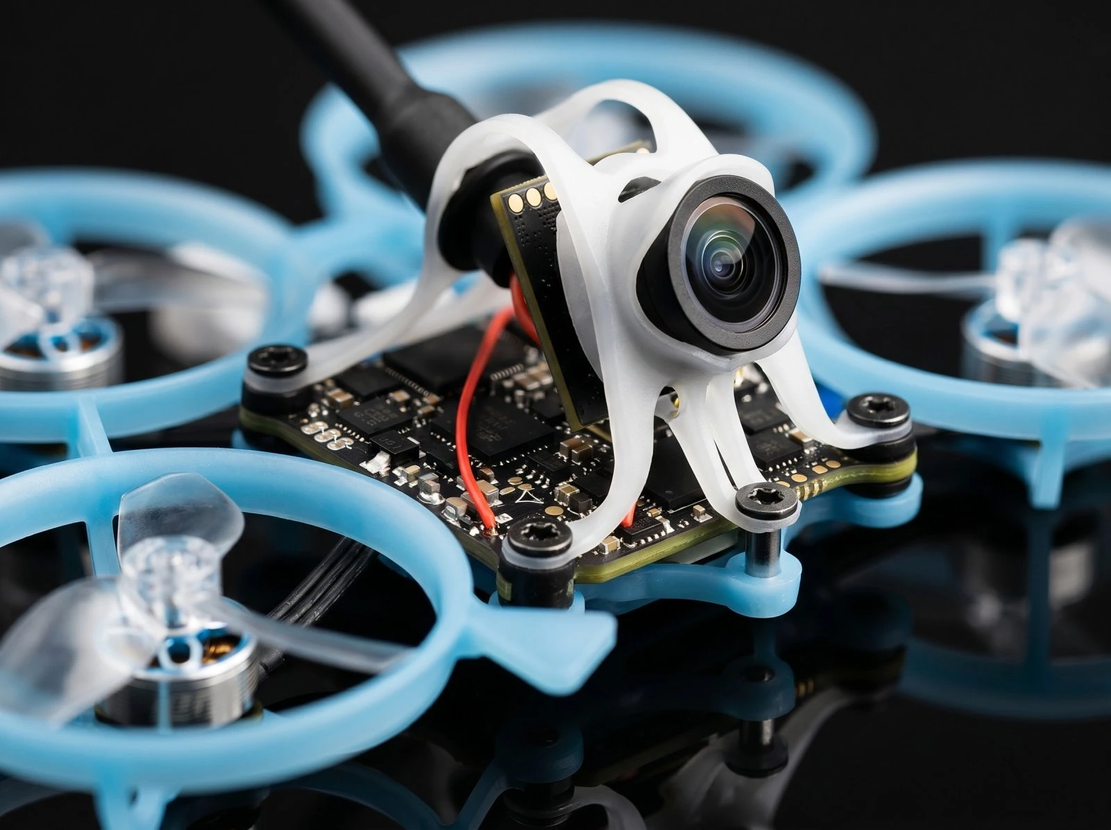Primer plano de la cámara FPV, la electrónica y el marco azul del dron Air75 II sobre fondo negro