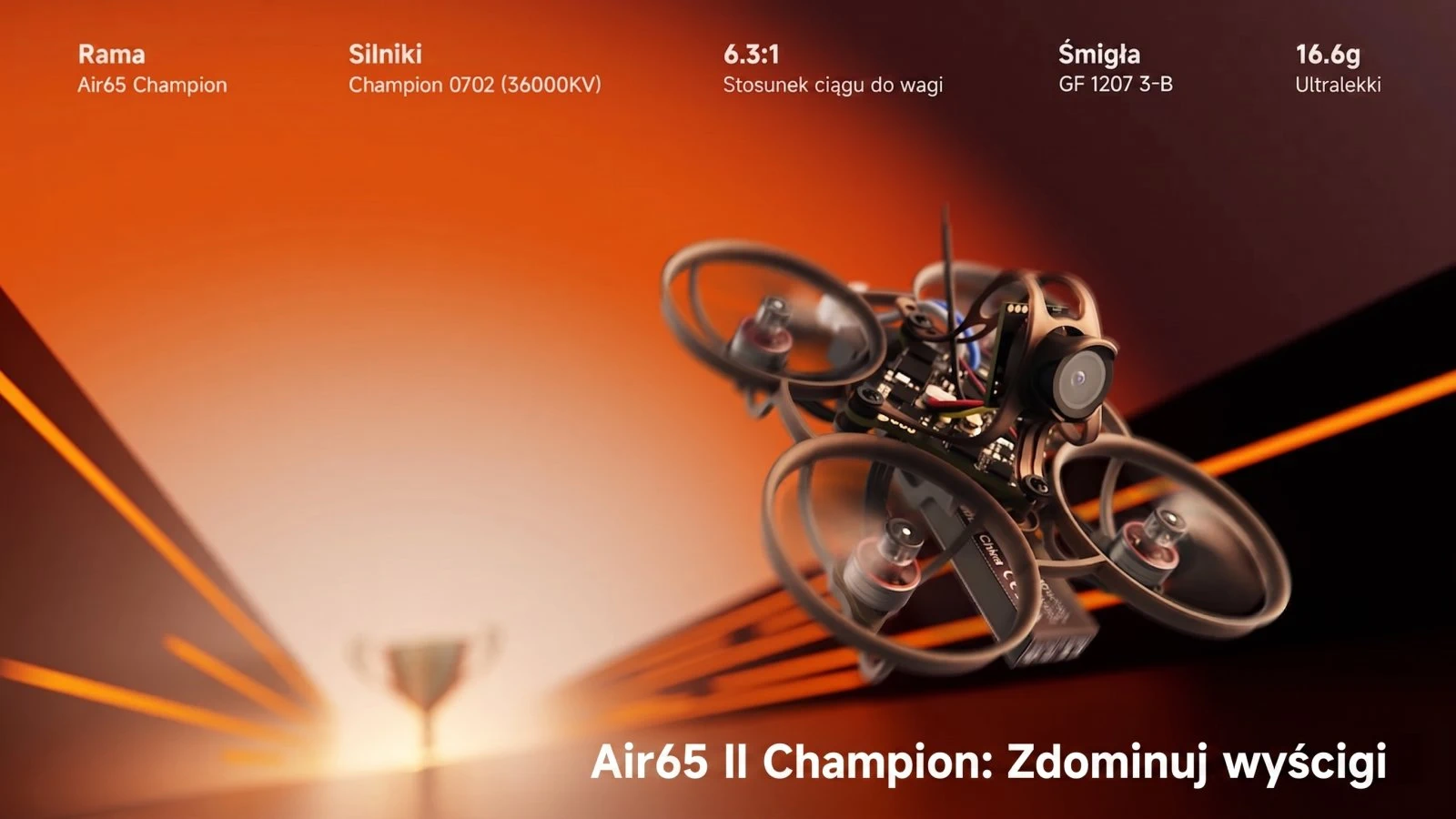 Dron en versión Champion volando hacia un trofeo desenfocado sobre fondo naranja