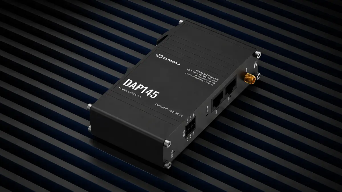 Teltonika DAP145 punto de acceso Wi-Fi industrial con antena SMA sobre fondo oscuro