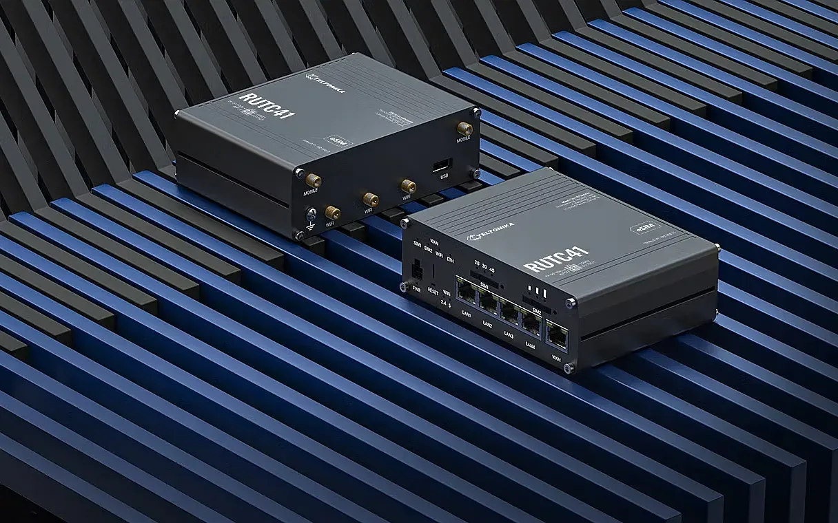 Dos routers Teltonika RUTC41 sobre un fondo azul y negro; vista del panel frontal con puertos LAN/WAN y del panel con conectores de antena y USB.