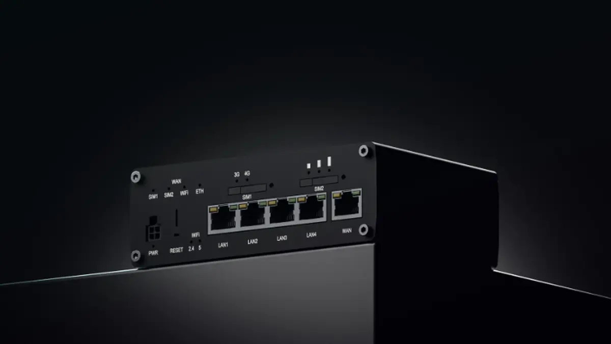 Teltonika RUTM16 – порты Gigabit Ethernet, слоты SIM и панель управления