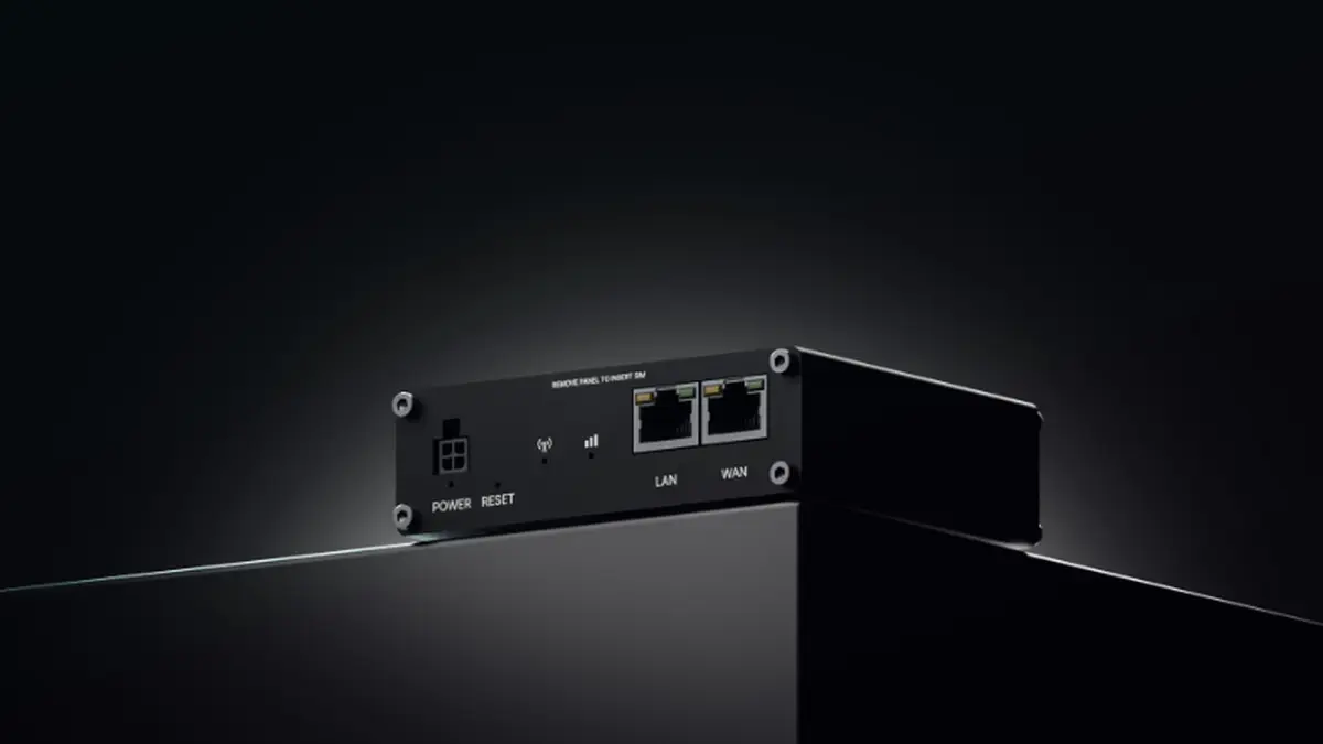Teltonika RUTM30 &ndash; передняя панель 5G-роутера с портами Gigabit Ethernet LAN и WAN