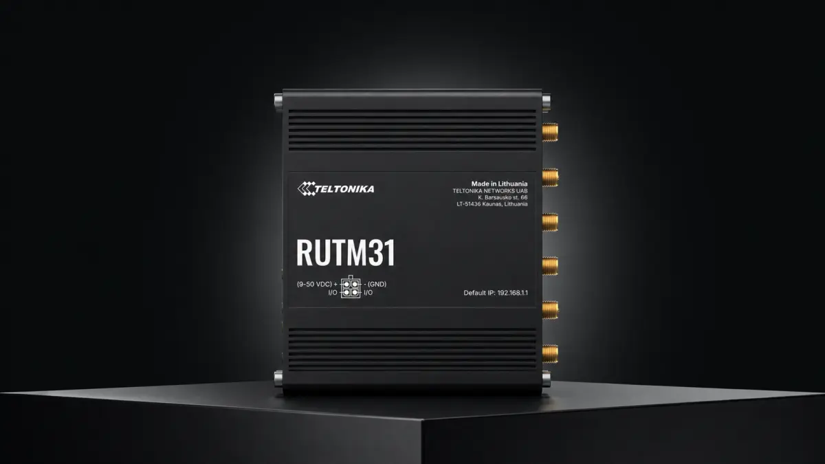 Roteador industrial preto visto de cima, com seis conectores de antena dourados no lado direito.
