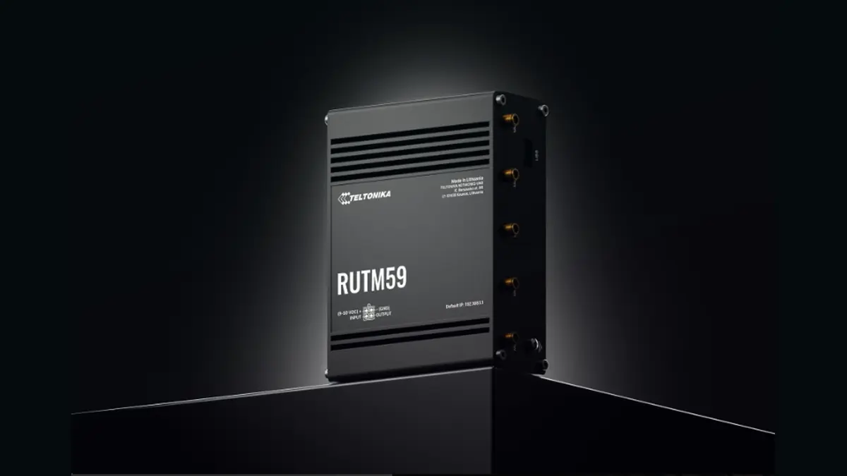 Teltonika RUTM59 com antenas celulares, conector GNSS e fonte de alimentação US PSU