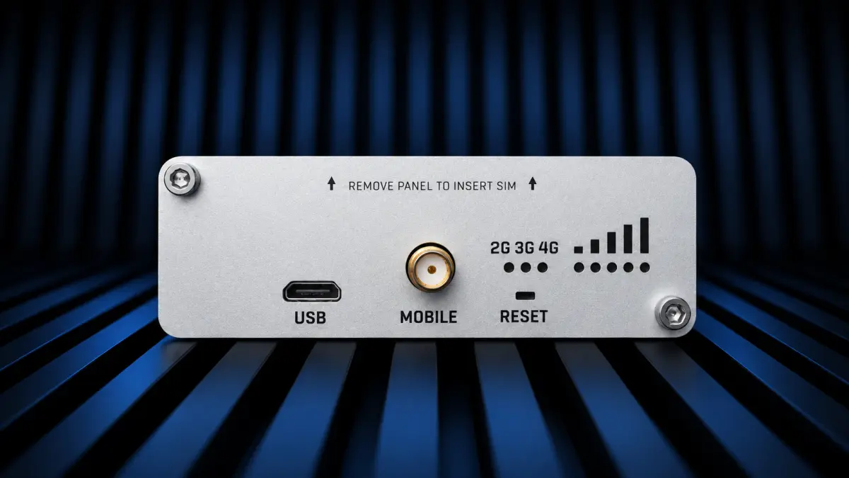 Panel frontal del dispositivo Teltonika TRB141 con puerto USB, conector de antena y LEDs LTE
