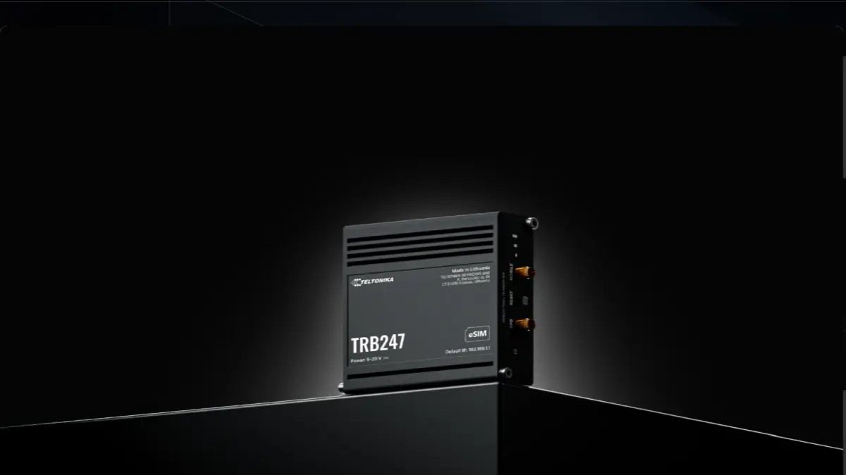 Gateway industrial Teltonika TRB247 LTE com caixa metálica sobre fundo escuro