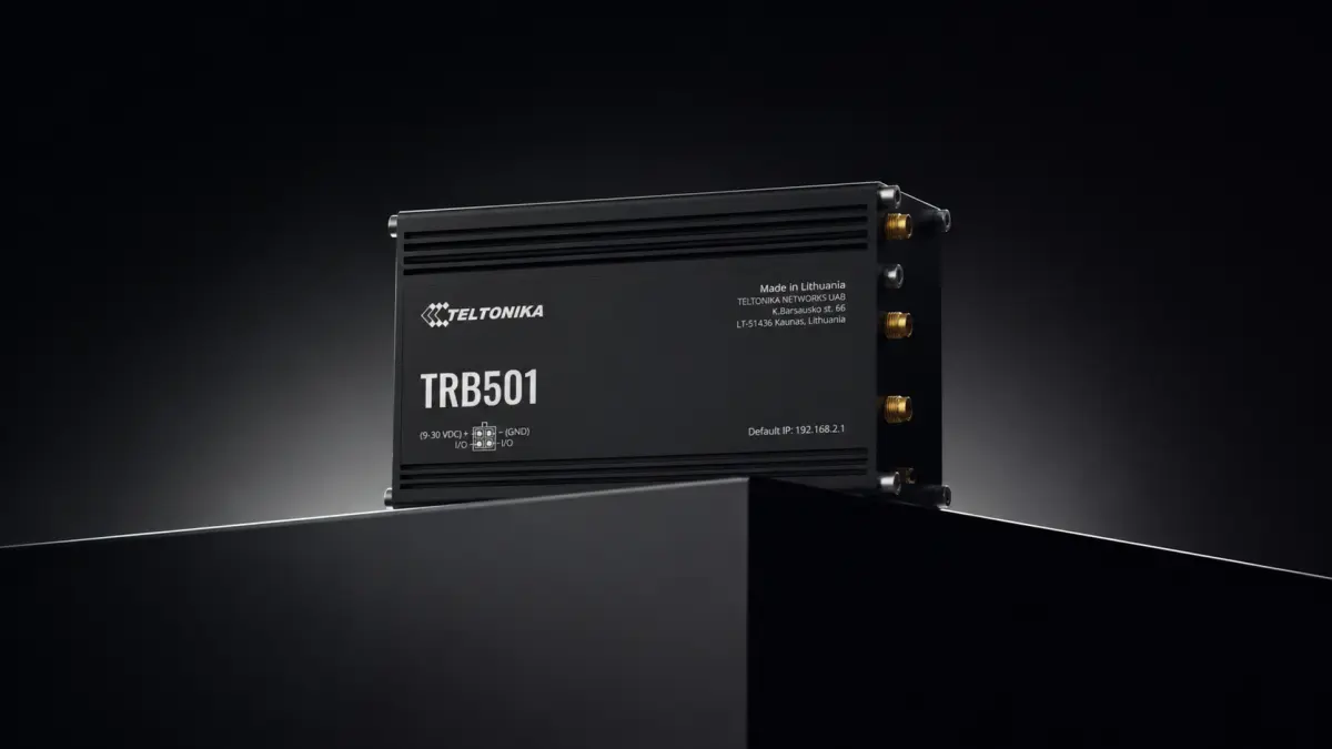 Gateway industrial 5G Teltonika TRB501 en una carcasa met&aacute;lica negra