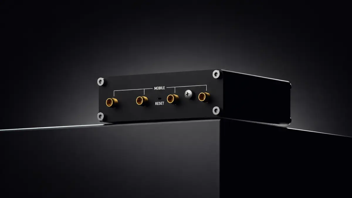 Panel frontal del Teltonika TRB501 con puerto Ethernet, USB y LED de estado