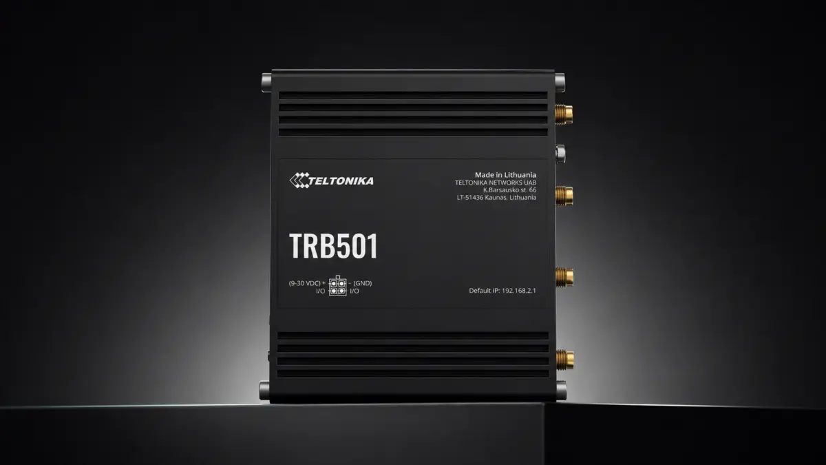 Panel trasero del Teltonika TRB501 con cuatro conectores de antena SMA
