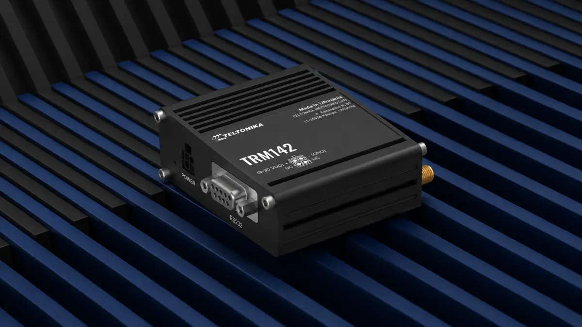 Modem industrial preto Teltonika TRM142 com porta RS232 sobre fundo azul e preto