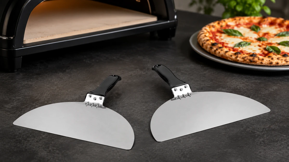 Juego de dos palas para pizza Extralink Home con partes de trabajo de acero y mangos negros.
