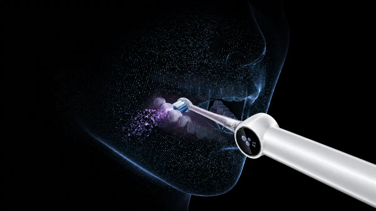 Escova RANVOO PH5 Bubble com microbolhas limpando os espa&ccedil;os interdentais.