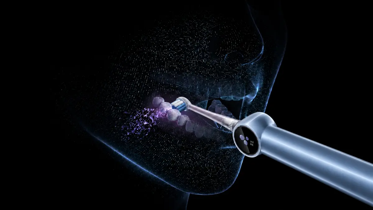 Escova RANVOO PH5 Bubble limpando os dentes com um jato de microbolhas.