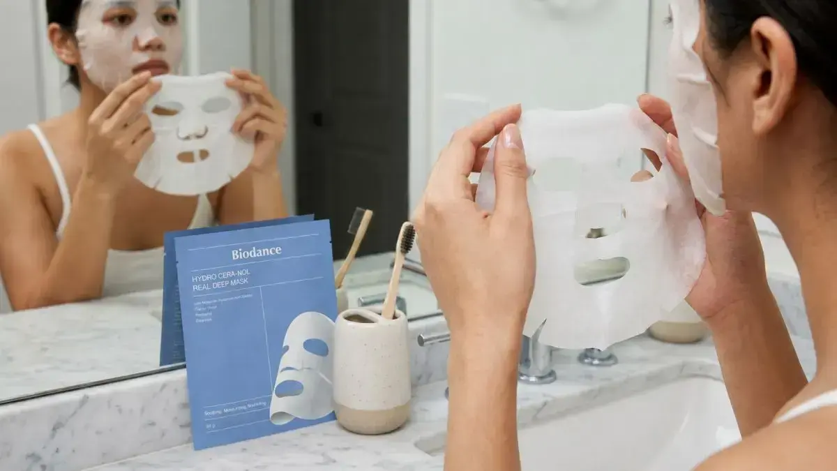 Нанесение маски Biodance Hydro Cera-Nol Real Deep Mask перед зеркалом в ванной