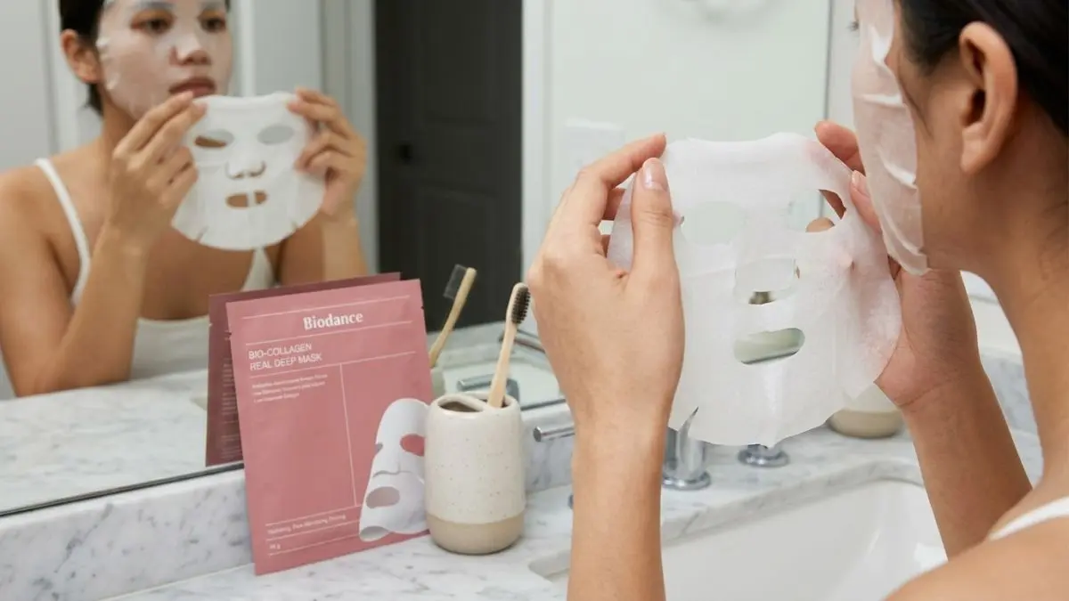 Нанесение маски Biodance Bio-Collagen Real Deep Mask перед зеркалом в ванной