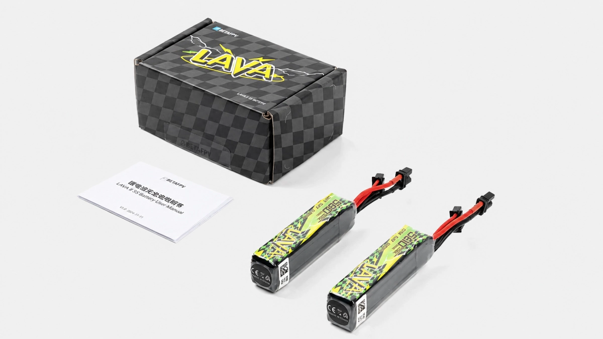 Zestaw akumulatorów BETAFPV LAVA II 3S LiHV z opakowaniem, instrukcją obsługi i dwoma bateriami przeznaczonymi do dronów FPV.