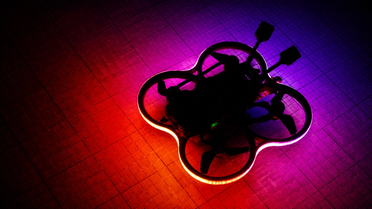 Dron BETAFPV Pavo20 Pro II z podświetleniem RGB LED NightFire podczas nocnego lotu FPV.