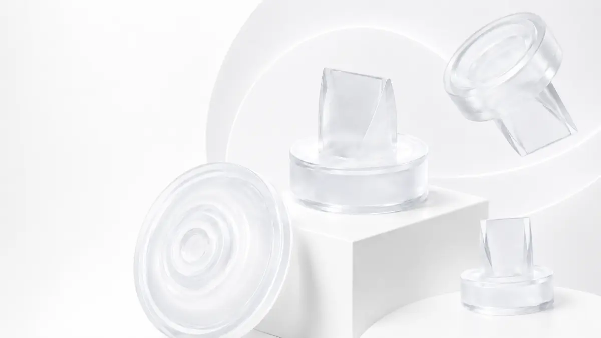 Elemento circular transparente suspenso sobre uma superf&iacute;cie branca, vista em &acirc;ngulo
