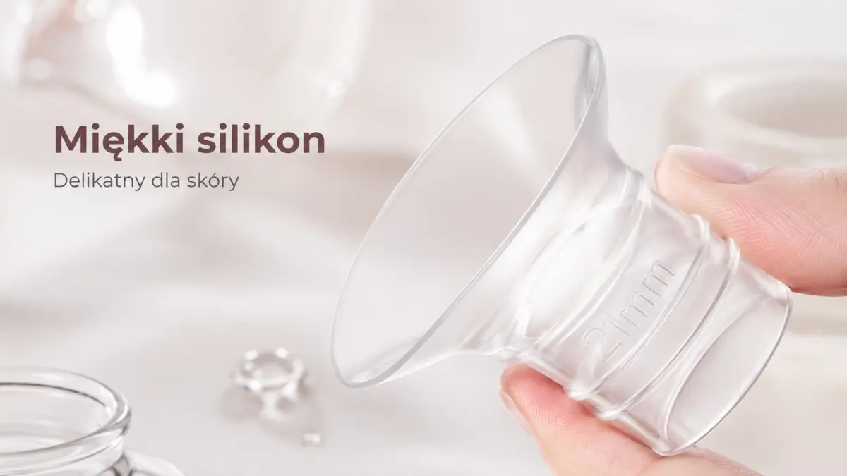 Reductor de silicona transparente sostenido en la mano, mostrado en primer plano sobre un fondo claro