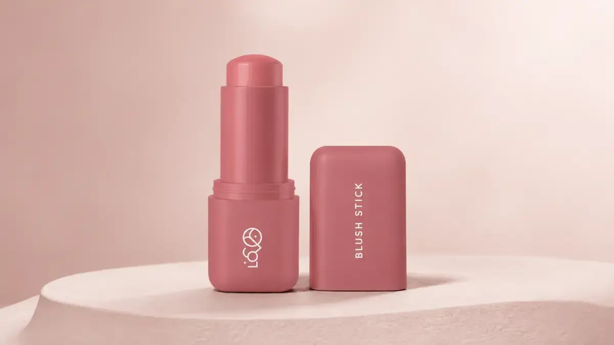 Aynanın &ouml;n&uuml;nde LOVRO Blush Stick&rsquo;i yanağına uygulayan kadın