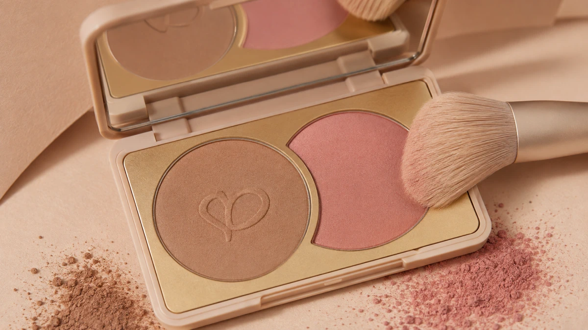 Aplicação do bronzer e blush Lovro no rosto