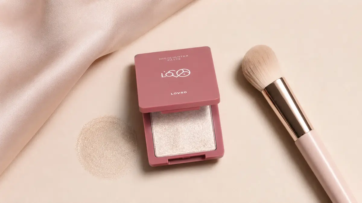 LOVRO Highlighter Paste ao lado de uma amostra do iluminador e de um pincel