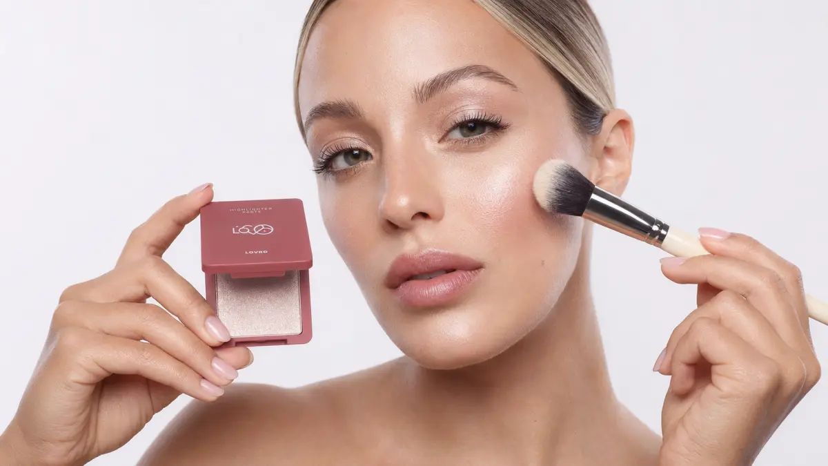 Mulher apresenta LOVRO Highlighter Paste durante a aplica&ccedil;&atilde;o na bochecha