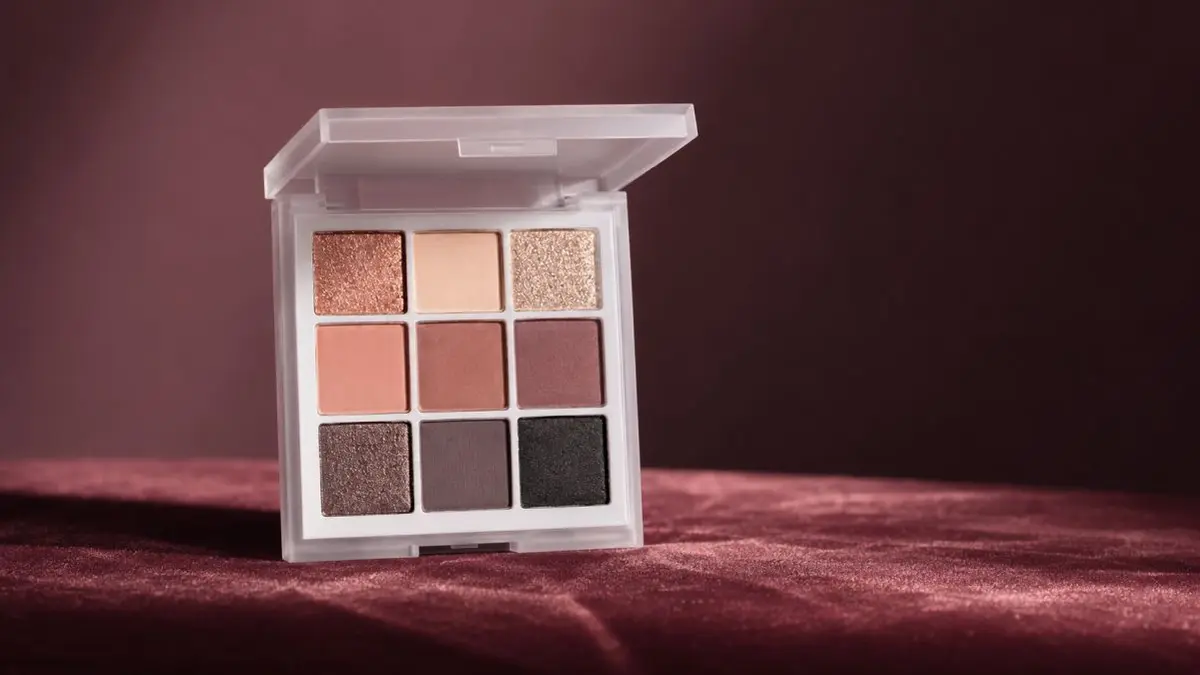 Paleta LOVRO Moderate aberta de nove sombras para os olhos sobre fundo bordô