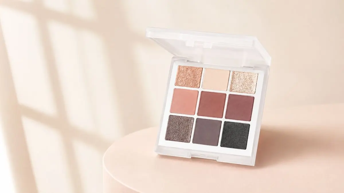 Paleta de sombras LOVRO Moderate sobre um pedestal claro