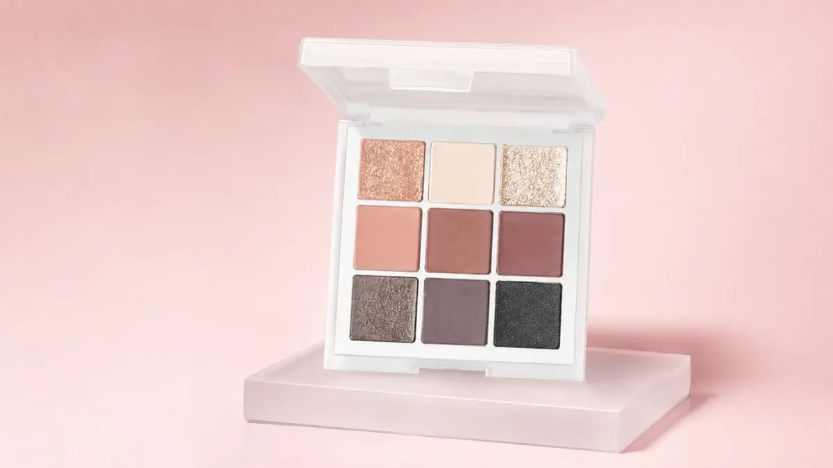 Paleta LOVRO Moderate de nove sombras sobre um pedestal rosa