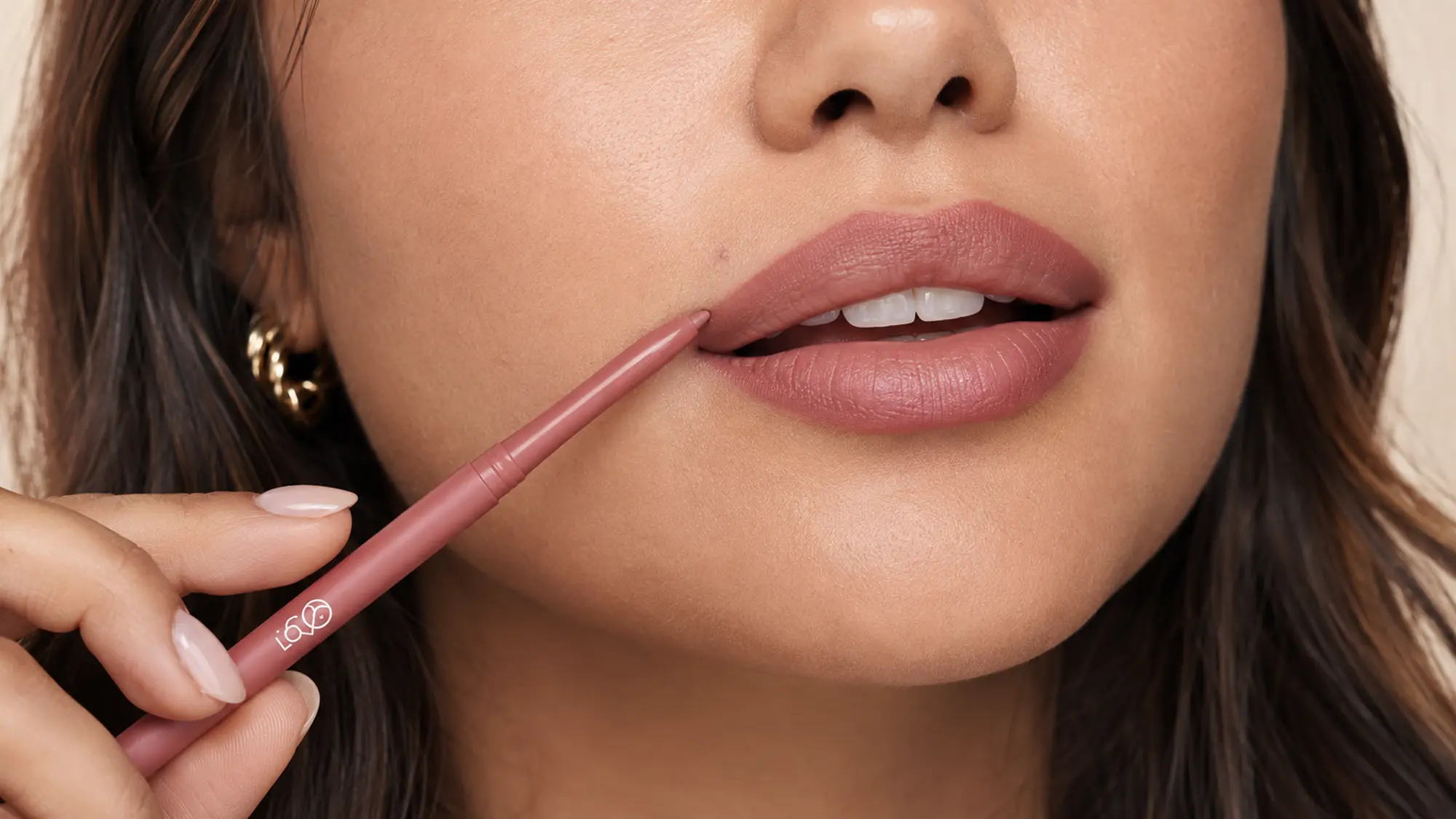 LOVRO Non-Transfer Lipliner perfilador de labios en gel rosa durante el delineado de los labios