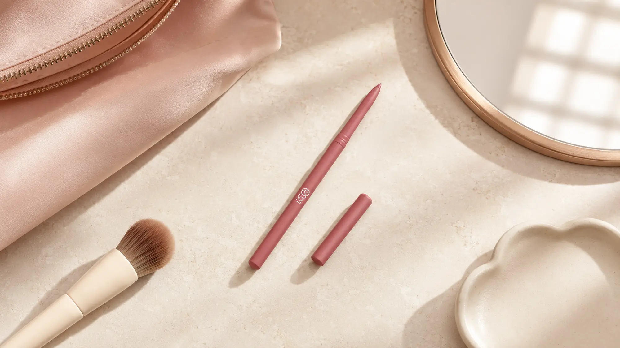 LOVRO Non-Transfer Lipliner perfilador rosa junto al neceser y el espejo
