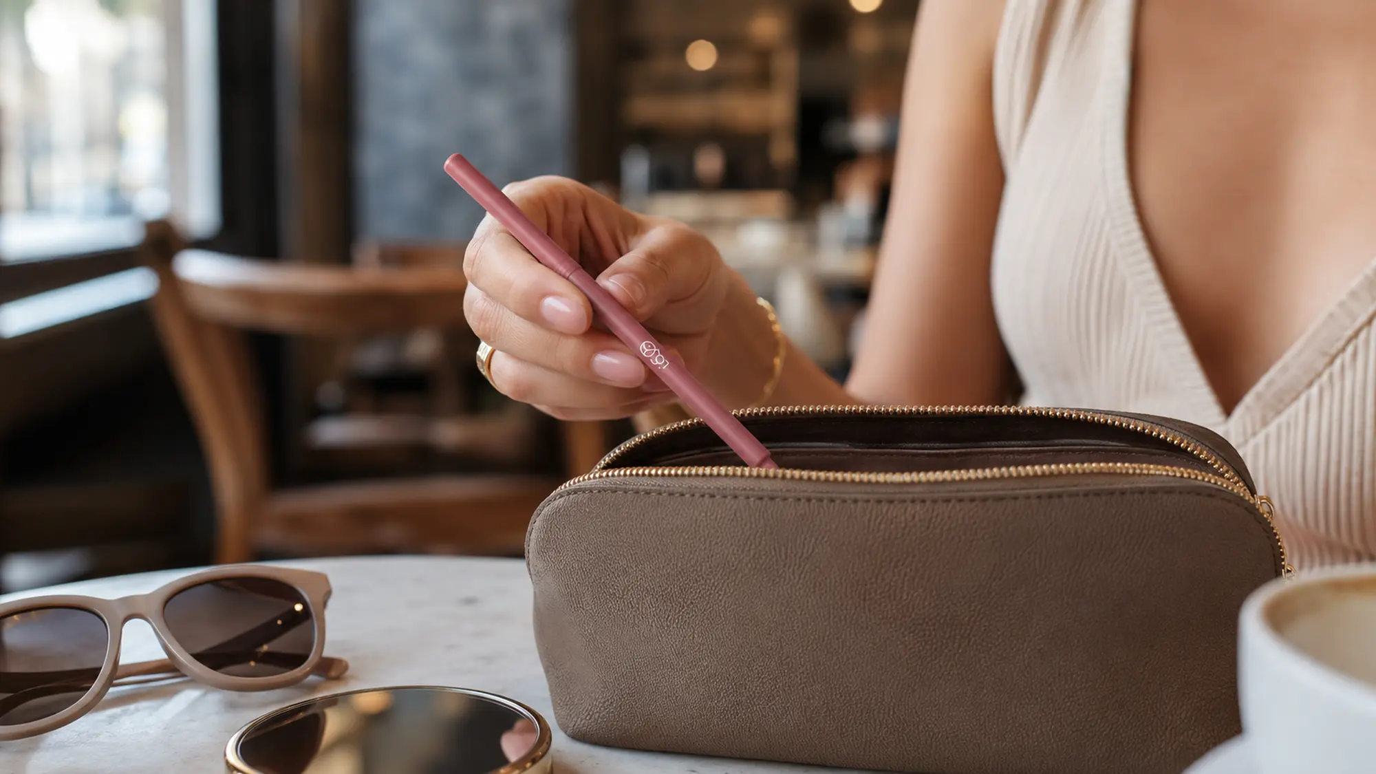 Mujer guarda el perfilador LOVRO Non-Transfer Lipliner en el neceser