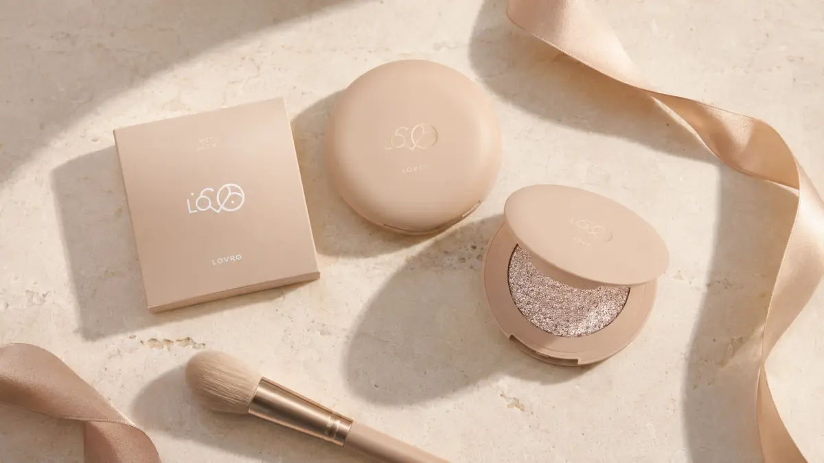 LOVRO Wet Glow в открытой и закрытой упаковке рядом с коробкой, кистью и декоративной лентой