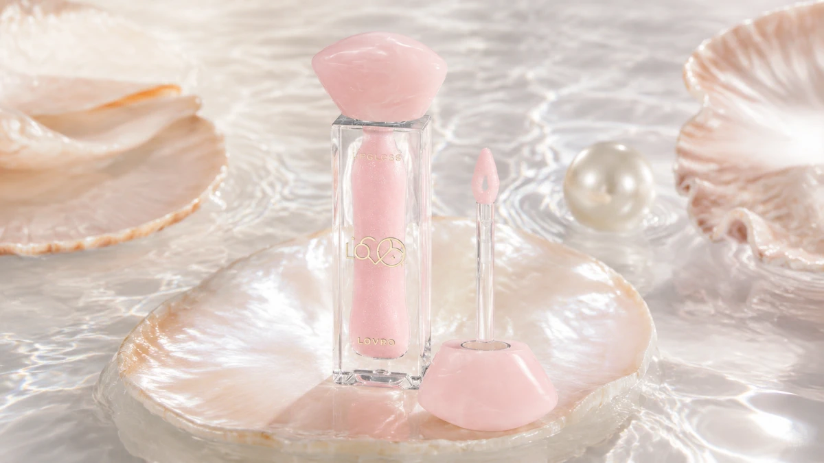 LOVRO Bloomlight Lipgloss 02 Quartz Kiss с аппликатором в перламутровой композиции
