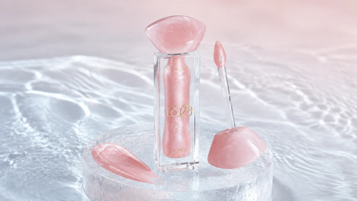 Блеск LOVRO Bloomlight Lipgloss с аппликатором на фоне воды