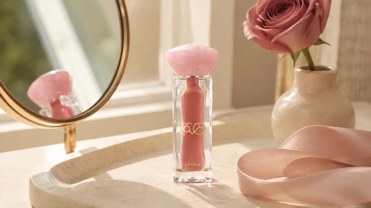 Украшенная упаковка LOVRO Bloomlight Lipgloss 04 Nude Muse